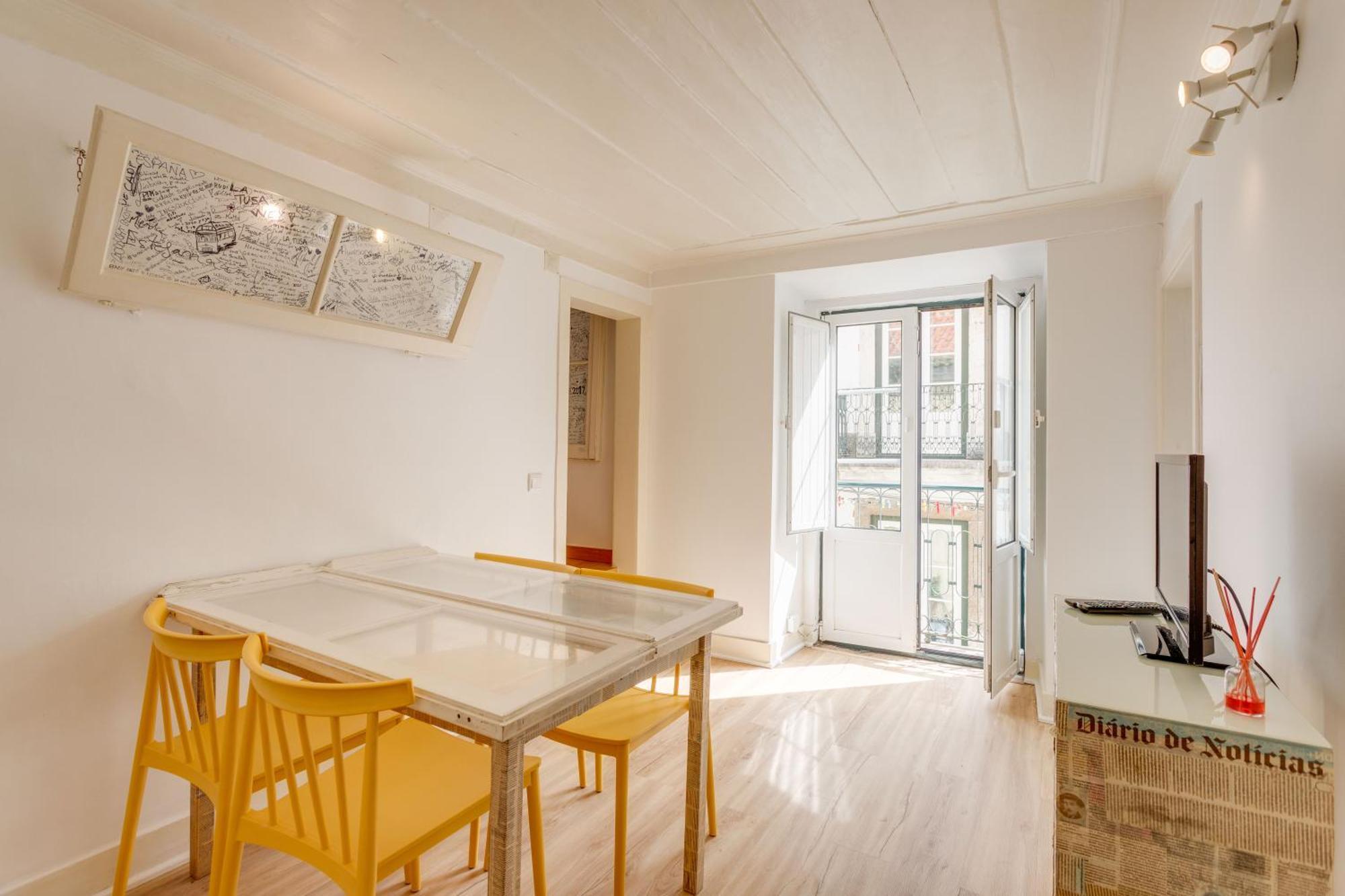 Апартаменты Bairro Alto Window - Cozy Spot In A Buzzing Locale Лиссабон Экстерьер фото