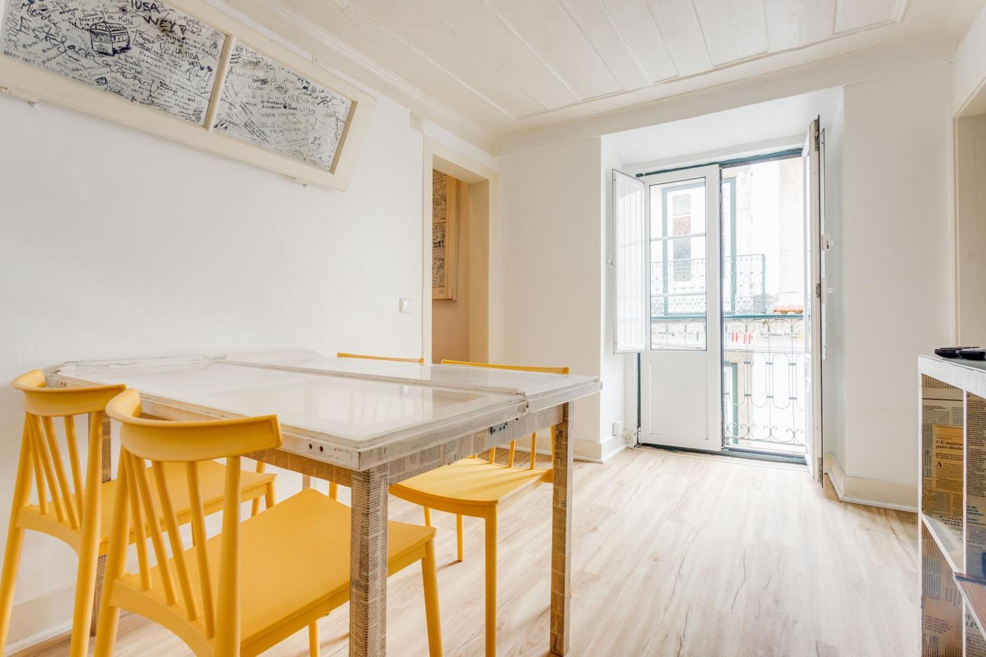 Апартаменты Bairro Alto Window - Cozy Spot In A Buzzing Locale Лиссабон Экстерьер фото