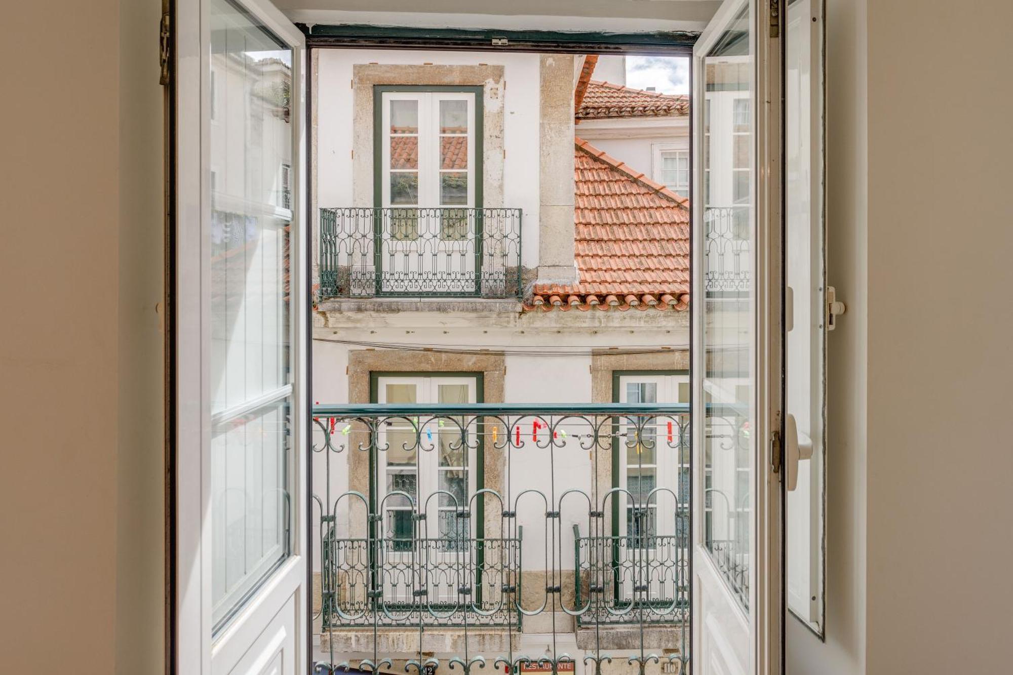 Апартаменты Bairro Alto Window - Cozy Spot In A Buzzing Locale Лиссабон Экстерьер фото