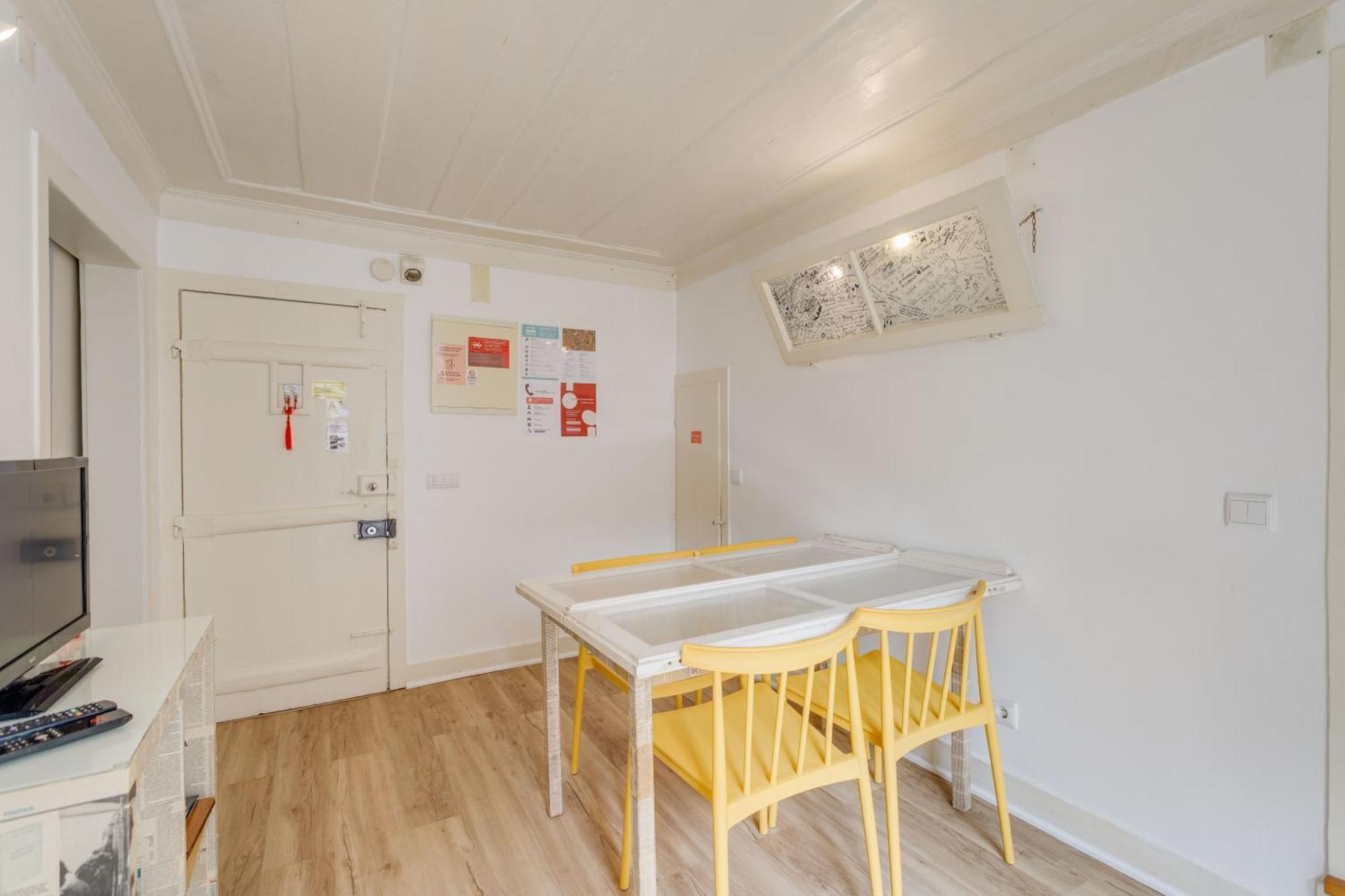 Апартаменты Bairro Alto Window - Cozy Spot In A Buzzing Locale Лиссабон Экстерьер фото